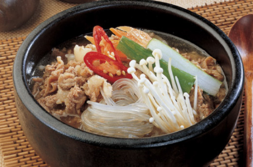 Marmite à la viande au choix avec vermicelles, choux, champignon, le tout assaisonner de sauce soja _Potage piquant au choix : boeuf, poulet, échine de porc.