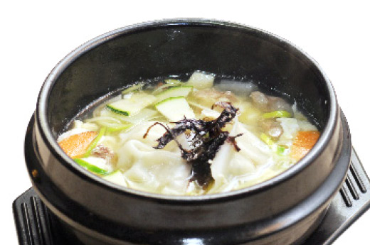 1 plat au choix : ragoût au tofu et légumes, soupe de raviolis au légumes, pôle au légumes, poké au saumon cru(supplément +1.50€)